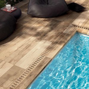 Gartenplatten in Holzoptik am Pool